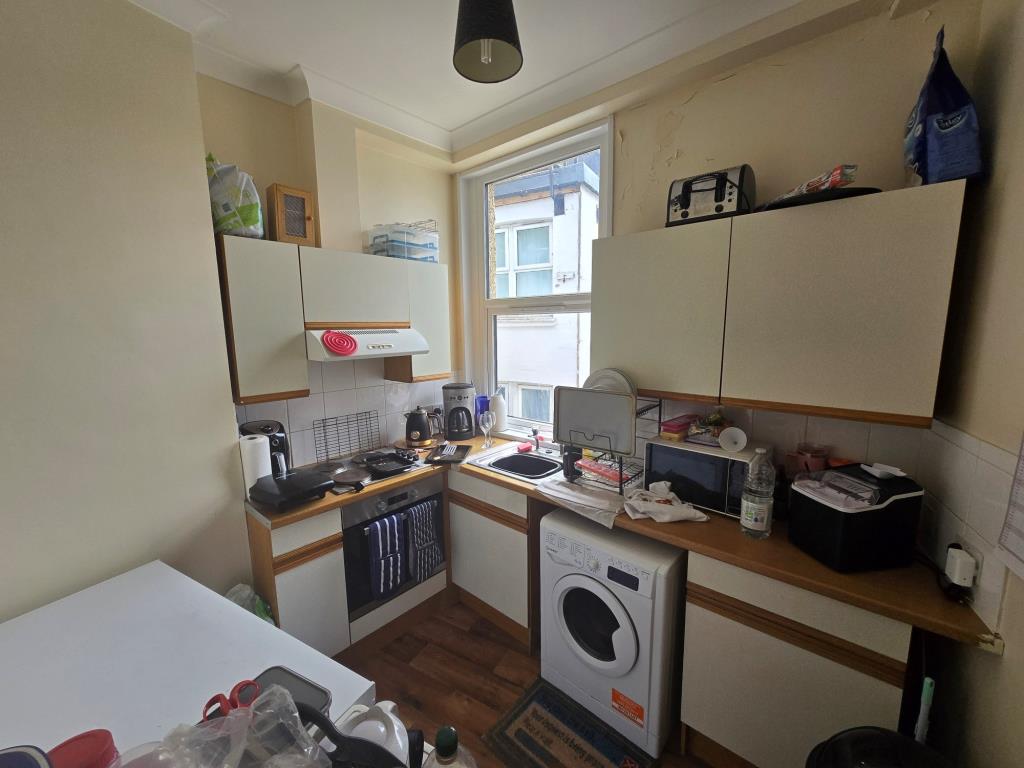 Lot: 83 - FREEHOLD COMMERCIAL AND RESIDENTIAL INVESTMENT - Photo 7 supplied by seller - Kitchen - flat b